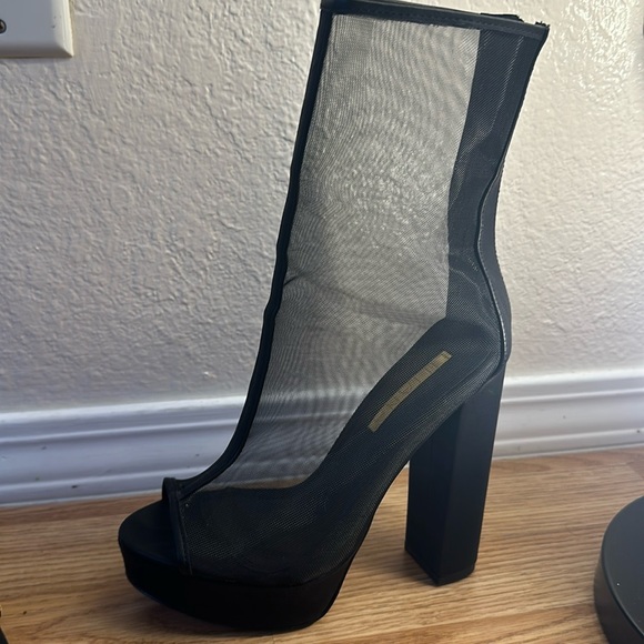 Size 6.5 boots - Picture 2 of 4